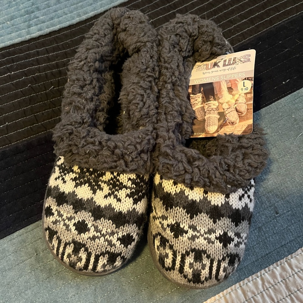 Muk Luks NWT women’s slippers size L (9-10) gray fair isle pattern
